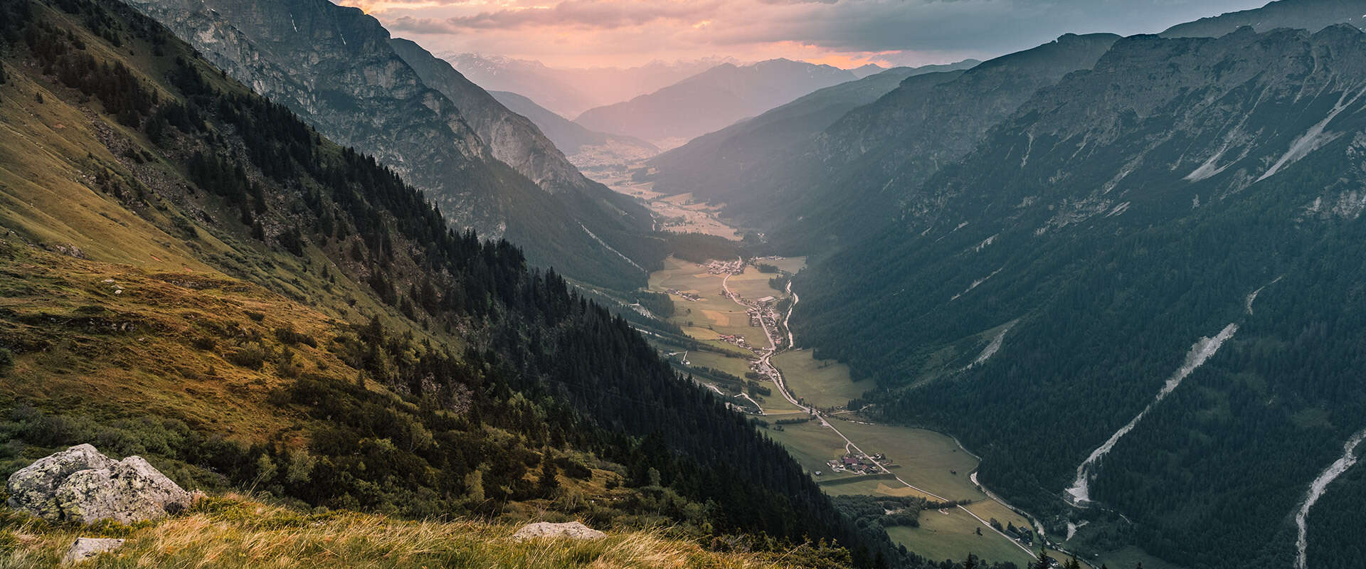Ausblick ins Gschnitztal im Sommer