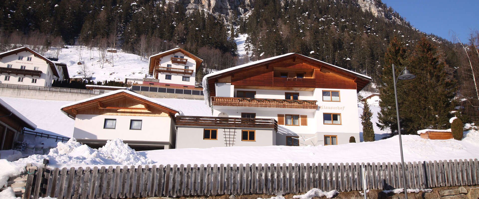 Klauserhof im Winter im Gschnitztal in Tirol